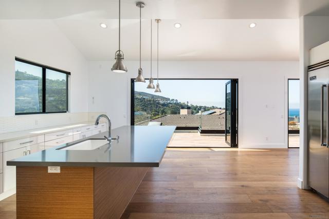 2641 Costebelle Dr, La Jolla CA: https://media.crmls.org/mediaz/8ed08ed8-3dc2-4f5c-a318-1e10505aed1a.jpg