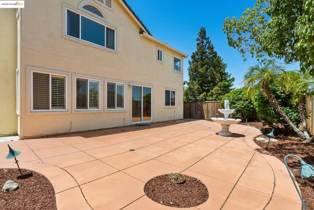 2 Quiet Path Ct, Pittsburg CA: https://media.crmls.org/mediaz/8ed09d40-0698-4277-b37c-de560f4a96dd.jpg