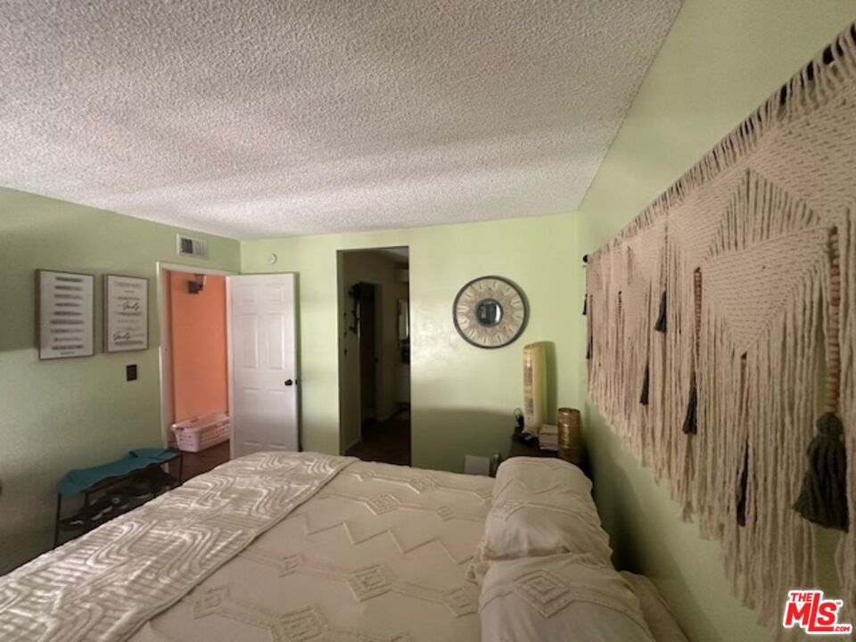 https://media.crmls.org/mediaz/8ed0f9c4-906a-4c97-891b-f8323876097b.jpg?preset=X-Large