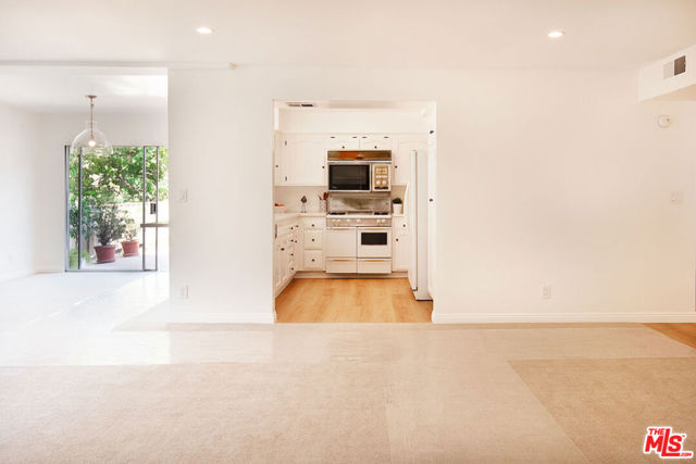 6752 Hillpark Drive, Los Angeles CA: https://media.crmls.org/mediaz/8ed14e15-214b-4f77-bdfe-8e47009438ac.jpg