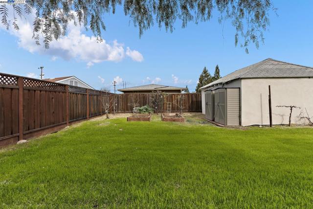 633 N P St, Livermore CA: https://media.crmls.org/mediaz/8ed1b74e-801e-4a70-8928-d5dc1ec063bd.jpg