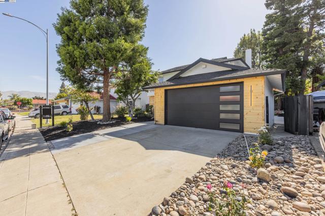 1568 Fallen Leaf Dr, Milpitas CA: https://media.crmls.org/mediaz/8ed21459-0945-42d7-a6b0-39cfe6c7d4b1.jpg