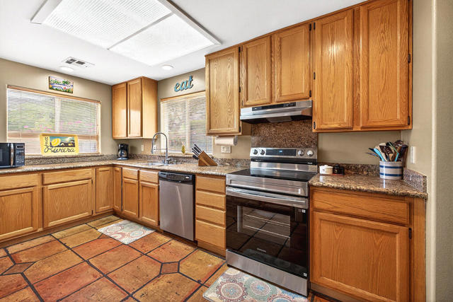 77500 Calle Chillon, La Quinta CA: https://media.crmls.org/mediaz/8ed25134-44e4-4291-a5dc-ee25d8678602.jpg