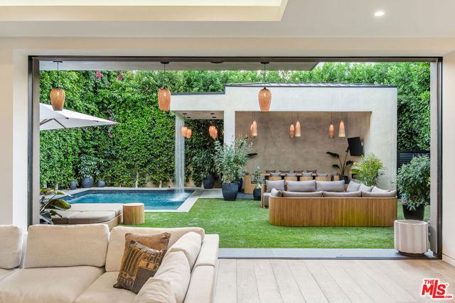 347 N Alfred Street, Los Angeles CA: https://media.crmls.org/mediaz/8ed2717f-98b1-4199-9da5-c03c2a95b86f.jpg