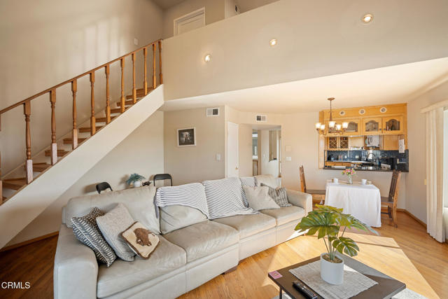 1121 E Wilson Avenue, Glendale CA: https://media.crmls.org/mediaz/8ed301dd-de37-4743-8b69-1d00ea29eae2.jpg