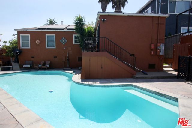 1807 Cochran Place, Los Angeles CA: https://media.crmls.org/mediaz/8ed35acc-aba0-48df-b432-dbee3e1f7555.jpg