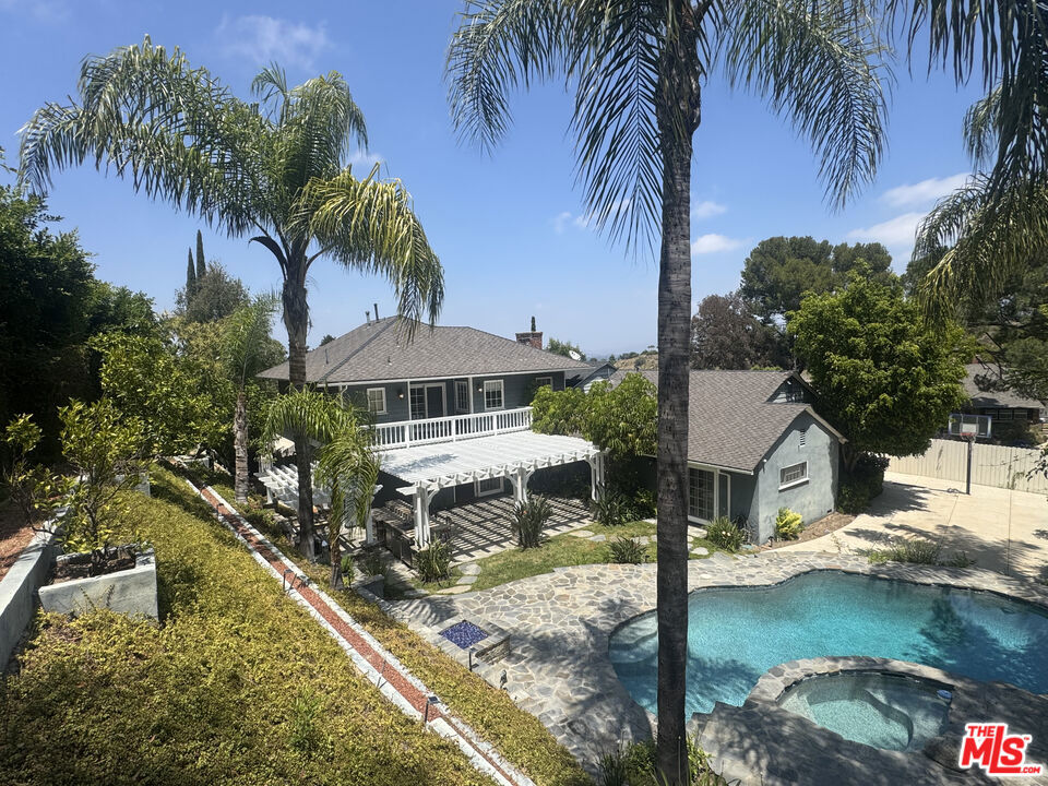 https://media.crmls.org/mediaz/8ed36853-1a63-4336-94e0-46ac623f3a60.jpg?preset=X-Large