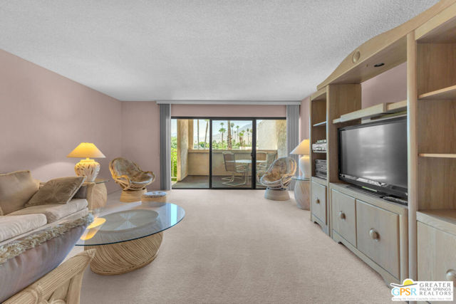2696 S Sierra Madre, Palm Springs CA: https://media.crmls.org/mediaz/8ed3d536-05ec-4036-91ad-360c2a0f1a2c.jpg