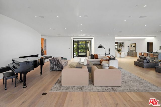 455 Castle Place, Beverly Hills CA: https://media.crmls.org/mediaz/8ed436ea-f580-4d7f-a220-6dd50660799d.jpg