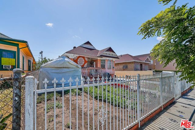 956 E 24th Street, Los Angeles CA: https://media.crmls.org/mediaz/8ed51b96-a876-4c3c-91fd-bd018491b16a.jpg