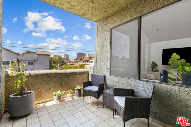1506 S Bentley Avenue, Los Angeles CA: https://media.crmls.org/mediaz/8ed6593c-2521-4e3c-a614-9213c4d4ed03.jpg