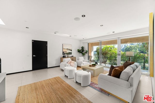 933 Bluegrass Lane, Los Angeles CA: https://media.crmls.org/mediaz/8ed7ab18-2bbf-4b09-a304-73822ce56e16.jpg