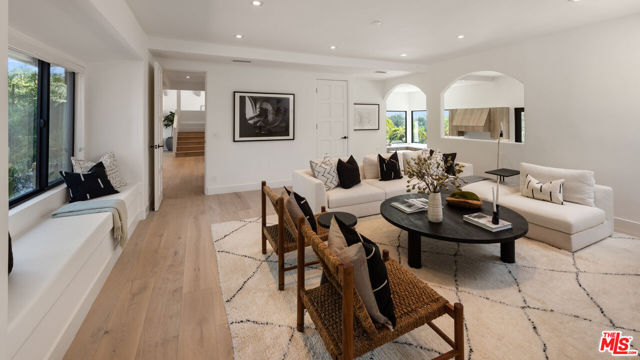 9714 Oak Pass Road, Beverly Hills CA: https://media.crmls.org/mediaz/8ed7c6c1-9378-4be0-8d4c-497e9ce99d96.jpg