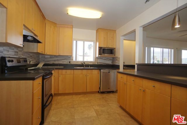 1033 6TH Street, Santa Monica CA: https://media.crmls.org/mediaz/8ed8106d-e2e5-4096-8d5b-1713267f1189.jpg