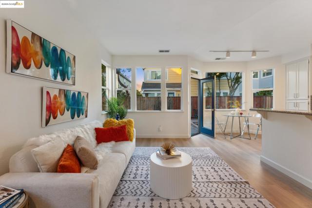 102 Waterview Dr, Richmond CA: https://media.crmls.org/mediaz/8ed8a76f-b6bc-46eb-9d7f-4b75f9a03410.jpg