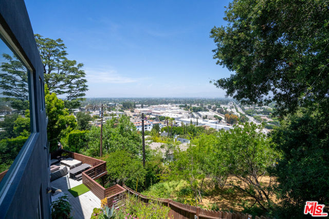 3865 Buena Park Drive, Studio City CA: https://media.crmls.org/mediaz/8ed92546-bdaf-43ab-a42e-d30e435a0645.jpg