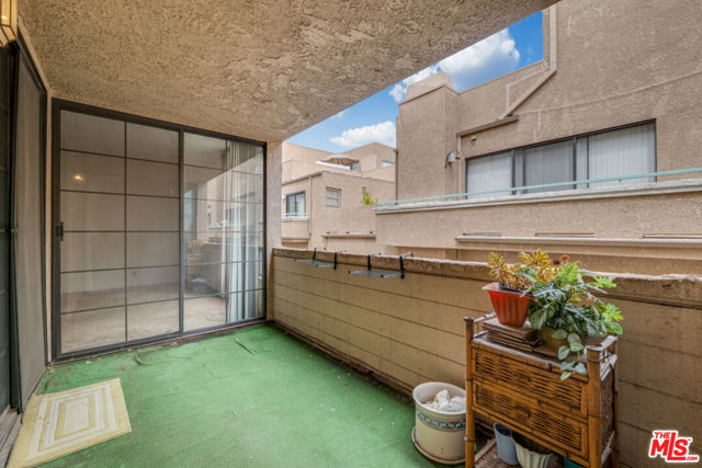 15150 Dickens Street, Sherman Oaks CA: https://media.crmls.org/mediaz/8ed96394-e51a-498d-a162-5b471752c0b3.jpg