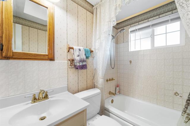 42747 Wixon Dr, Fremont CA: https://media.crmls.org/mediaz/8ed9a83a-a329-40f2-b5d4-470433cd3bec.jpg