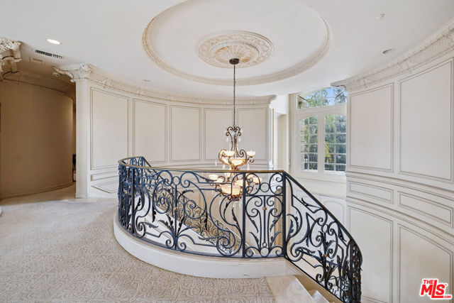 19016 Devonport Lane, Tarzana CA: https://media.crmls.org/mediaz/8eda4a33-8310-4868-a293-6e65ce1e5032.jpg