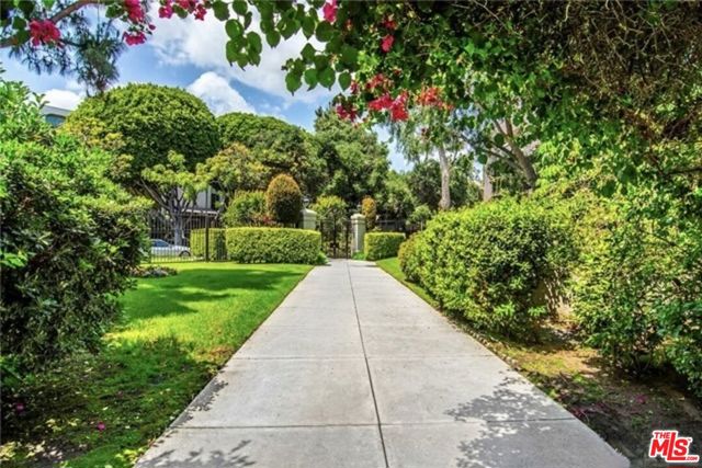 950 N Kings Road, West Hollywood CA: https://media.crmls.org/mediaz/8eda9648-f241-4776-9caa-754aef3a6258.jpg