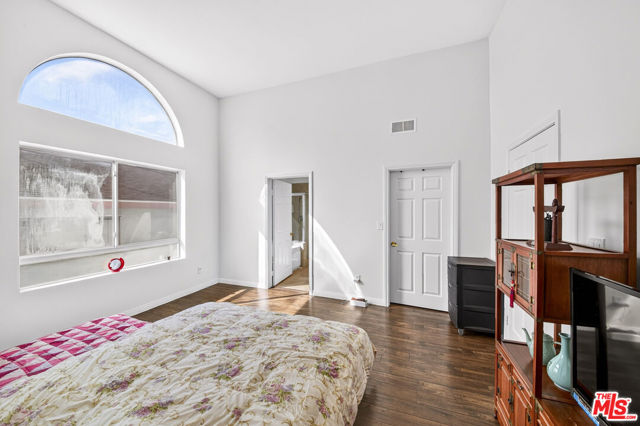 4823 Elmwood Avenue, C photo 17