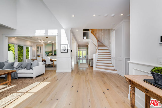 4402 Ledge Avenue, Toluca Lake CA: https://media.crmls.org/mediaz/8edb8a50-7853-4197-be37-be0b566d5c99.jpg