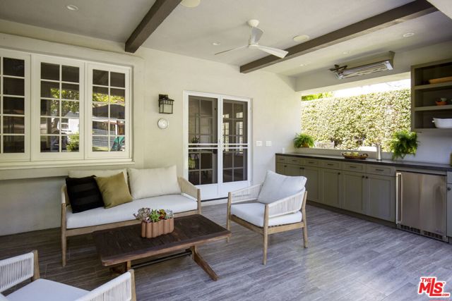 204 S Plymouth Boulevard, Los Angeles CA: https://media.crmls.org/mediaz/8edc0543-fcd7-4caa-929a-879ce614cc09.jpg