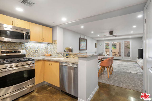 125 N Raymond Avenue, Pasadena CA: https://media.crmls.org/mediaz/8edca390-bdef-4b8e-ad20-f17604a36ca9.jpg