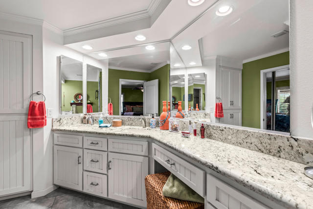 39231 Hidden Water Place, Palm Desert CA: https://media.crmls.org/mediaz/8edcc736-60ff-4120-b113-f32c40026046.jpg