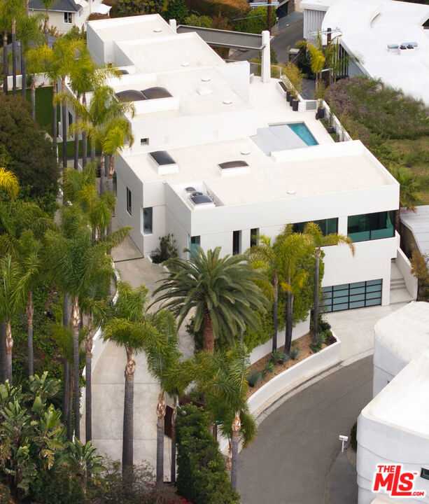 9405 Sierra Mar Place, Los Angeles CA: https://media.crmls.org/mediaz/8edcd635-3c2b-404b-8e41-cbe0fc116fec.jpg