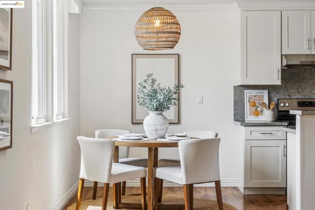 85 Vernon St, Oakland CA: https://media.crmls.org/mediaz/8ede24cd-5ce9-4575-846b-d39f58532b62.jpg