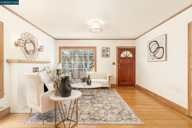 837 San Carlos Ave, Albany CA: https://media.crmls.org/mediaz/8ede5a5f-0615-4689-b346-41e75893fa6a.jpg