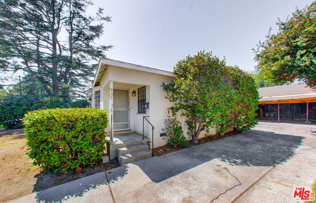 253 W El Sur Street, Monrovia CA: https://media.crmls.org/mediaz/8edee553-c02e-43e1-b243-2426db046ba7.jpg
