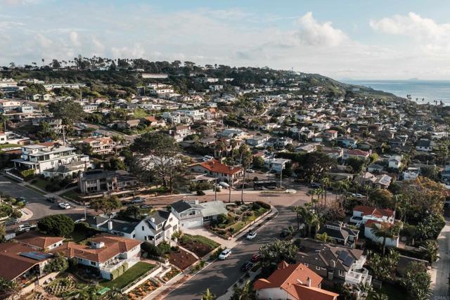 1011 Devonshire Drive, San Diego CA: https://media.crmls.org/mediaz/8ee04acd-be71-4313-8dc1-714e488c787a.jpg