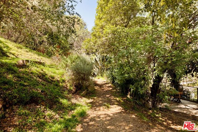10012 Charter Oak Lane, Beverly Hills CA: https://media.crmls.org/mediaz/8ee05b24-d3bb-412c-bd3b-84208d528a1d.jpg