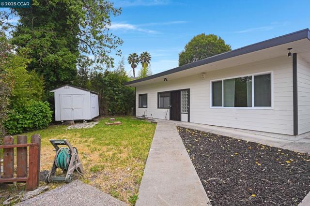 2326 Estrella Ct, Pinole CA: https://media.crmls.org/mediaz/8ee0725a-7c20-4ea8-aca4-02ecd80cdadc.jpg