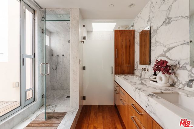 255 Main Street, Venice CA: https://media.crmls.org/mediaz/8ee09025-4704-4ffb-a68c-630491ec1f32.jpg