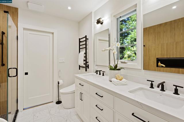 24 La Campana Rd, Orinda CA: https://media.crmls.org/mediaz/8ee0be91-91d6-45ee-9ad8-6dcb36251687.jpg