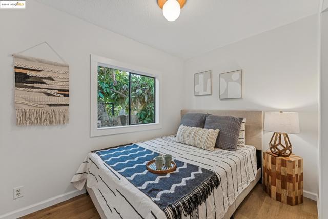350 Henry St, Oakland CA: https://media.crmls.org/mediaz/8ee0e112-c273-413d-9e56-540b20e2d780.jpg