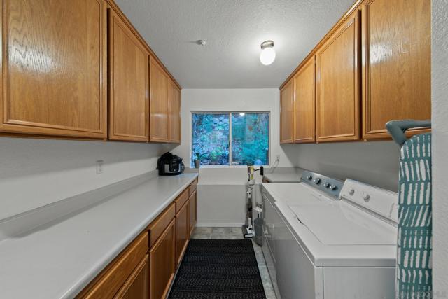 10164 Vivera Dr, La Mesa CA: https://media.crmls.org/mediaz/8ee11ce9-6e42-4329-a822-b26f6d598df1.jpg