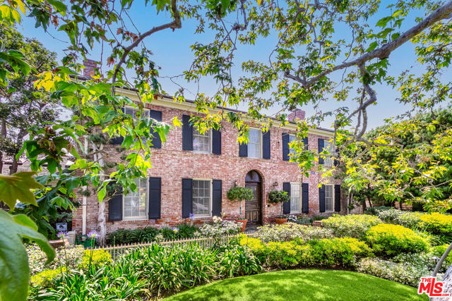 612 N Alta Drive, Beverly Hills CA: https://media.crmls.org/mediaz/8ee12a7e-53a4-4028-bfc2-9fce6d8434eb.jpg