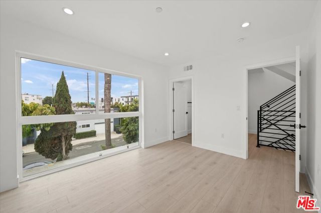 4922 S Centinela Avenue, Los Angeles CA: https://media.crmls.org/mediaz/8ee1561a-3c7e-467d-9468-612efc6bf412.jpg