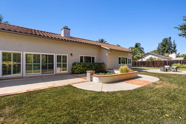 2084 Roberts Pl, Escondido CA: https://media.crmls.org/mediaz/8ee227cf-88f1-43b1-93a5-72e91bd61741.jpg