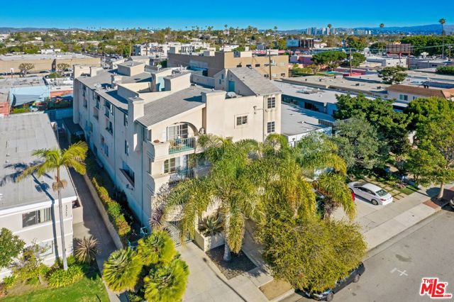 12311 Pacific Avenue, Los Angeles CA: https://media.crmls.org/mediaz/8ee2935e-bf88-4359-ad96-c402dff86329.jpg