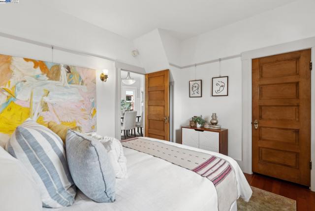 3206 Garfield Ave, Alameda CA: https://media.crmls.org/mediaz/8ee31692-265b-461f-b1b2-8d2fa7332423.jpg