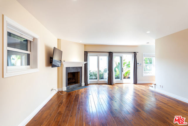 702 Pacific Ave., Venice CA: https://media.crmls.org/mediaz/8ee32d90-826f-4566-81c0-a90bb04f4263.jpg