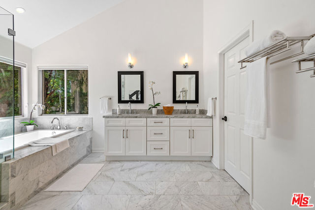 4744 Norwich Avenue, Sherman Oaks CA: https://media.crmls.org/mediaz/8ee4bea8-fe81-4b41-acde-914259317c13.jpg