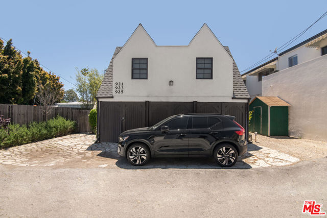921 16th Street, Santa Monica CA: https://media.crmls.org/mediaz/8ee566ba-7a74-4e35-a969-7124b5cdba38.jpg