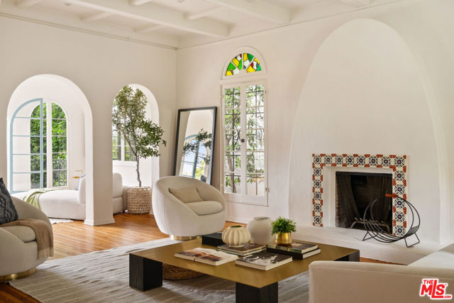 3716 Effingham Place, Los Angeles CA: https://media.crmls.org/mediaz/8ee588b2-855f-468c-83fe-6e0b4dd4f942.jpg