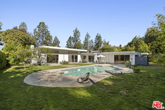 1860 Loma Vista Drive, Beverly Hills CA: https://media.crmls.org/mediaz/8ee58a89-fc24-4eb4-aa72-443e39d89973.jpg